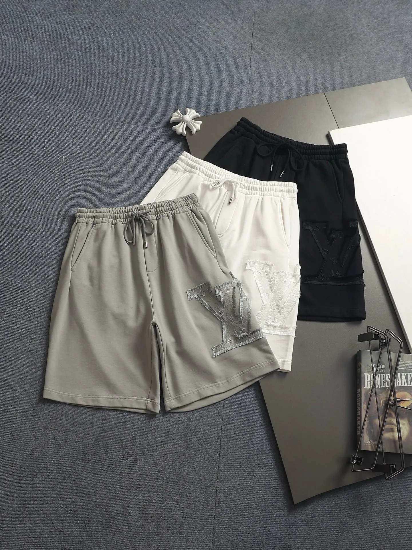 [Higher version] Louis Vuitton/Louis Vuitton 2026SS New Arrival terry shorts, customized fabric using wafer cloth weaving, advanced hand-cut patchwork embroidery technology, tight and three-dimensional version, customized trouser cord hardware with strong texture, smooth, comfortable and Breathable upper body, concave and convex three-dimensional sense, fashionable and casual wear Color: Black White Avocado Color Sizes: S M L XL